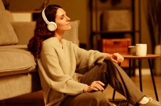 Ilustračná fotografia muža v posteli